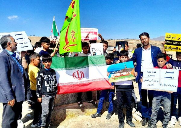 غبارروبی گلزار شهدای روستای نمرور توسط دانش‌آموزان