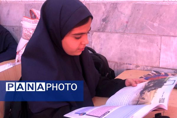 گرامیداشت دانش‌آموزان جنگ ۱۲ روزه با اهدای کتاب «از ایرانمان دفاع می‌کنیم»