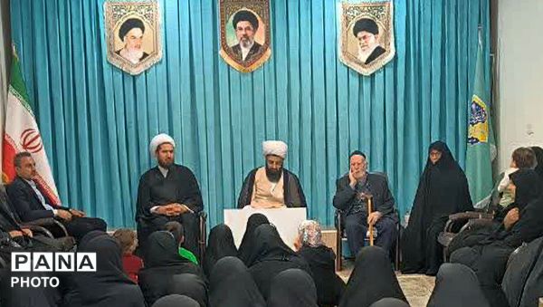 دیدار مسئولان و فعالان فرهنگی فامنین با امام‌جمعه 