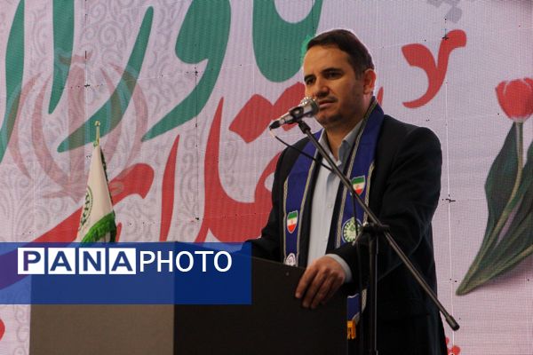 هم‌سرایی هزار نفری دانش‌آموزان یاور انقلاب در اسلامشهر