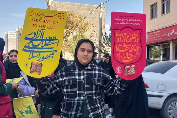 دانش‌آموزان با پرچم یا زهرا بر استکبار تاختند