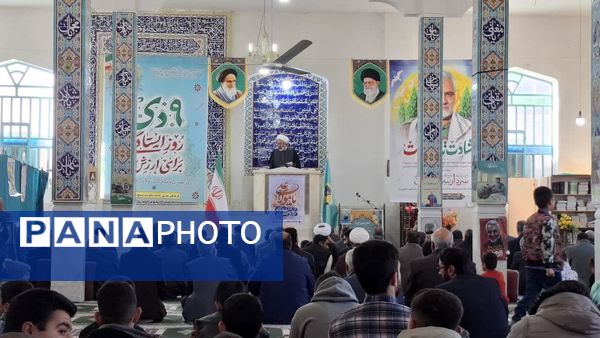 حضور پرشور دانش‌آموزان در مراسم عبادی - سیاسی نماز جمعه شهرستان مروست