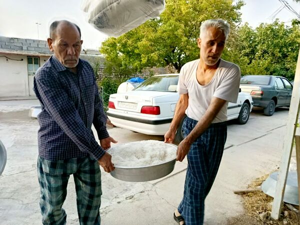 پخت و توزیع نذری در روز تاسوعای حسینی روستای حسن آباد داراب استان فارس