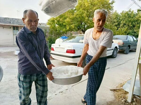 پخت و توزیع نذری در روز تاسوعای حسینی روستای حسن آباد داراب استان فارس