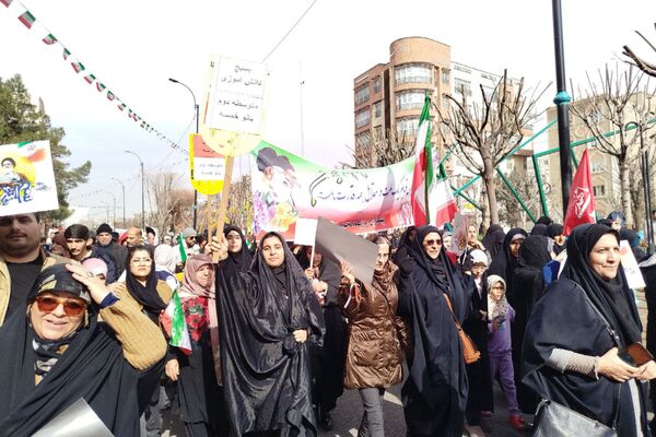 حضور دانش‌آموزان دبیرستان بانوخمسه در راهپیمایی22 بهمن رباط‌کریم 