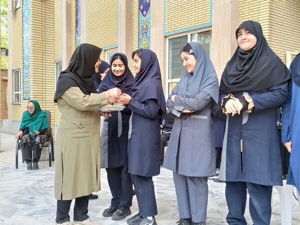 تجلیل از معلم و دختر ایرانی در بهار کرامت 