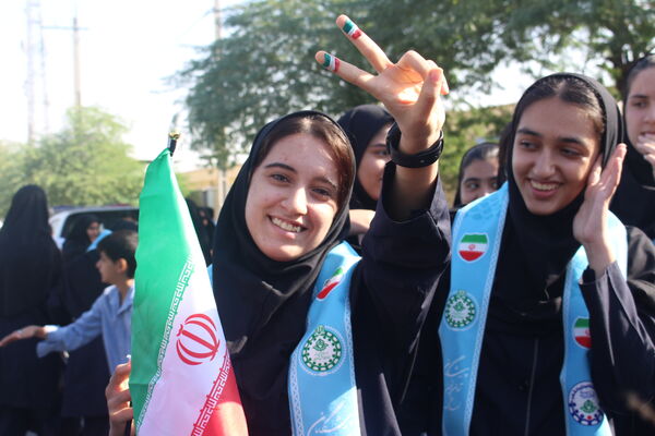 حضور پرشور تشکل های دانش آموزی در راهپیمایی ۱۳ آبان