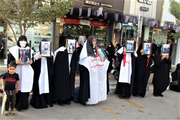 حماسه حضور نوجوانان کفن‌پوش قمی در راهپیمایی «عهد خون»
