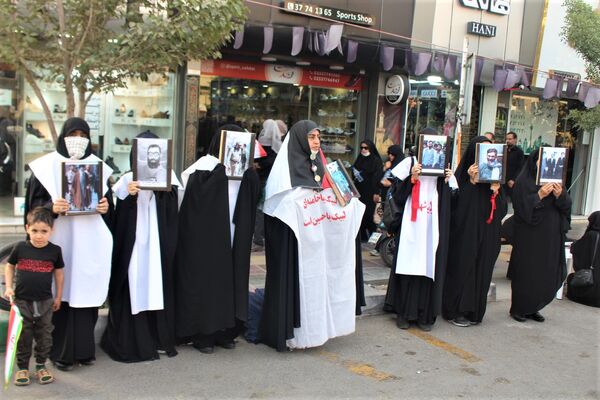حماسه حضور نوجوانان کفن‌پوش قمی در راهپیمایی «عهد خون»