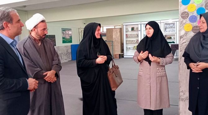 غبار روبی و مفروش نمودن نمازخانه دبیرستان ماندگار سمیه