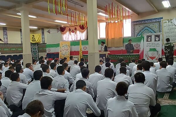 برگزاری مراسم هفته بسیج در هنرستان مجتمع فنی حرفه‌ای تهران در بهارستان‌دو