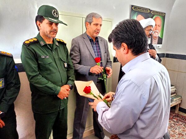 مسئولین کاشمر، غبار از مزار شهید خبرنگار برداشتند