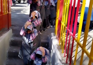 برگزاری مانور استانی تخلیه اضطراری و  پناه گیری امن در دبستان حورا ناحیه ۳ 
