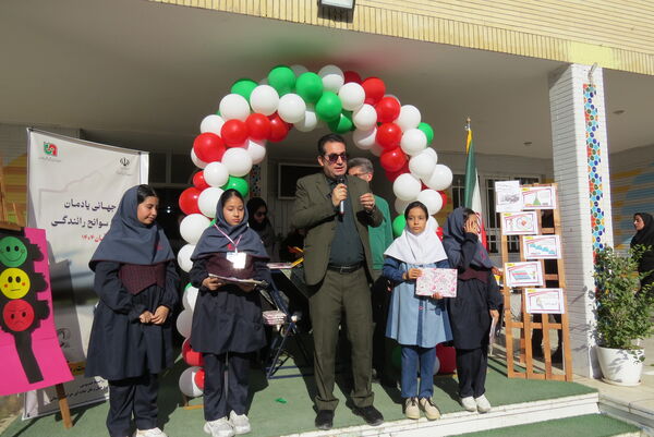 برنامه زنگ ایمنی و ترافیک در مدرسه شهدا فرهنگی دخترانه 