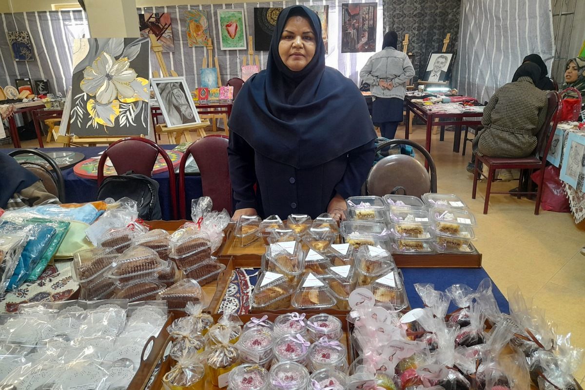 هنرجویان کبری زرگران با مهارت خود در بازارچه ملارد درخشیدند