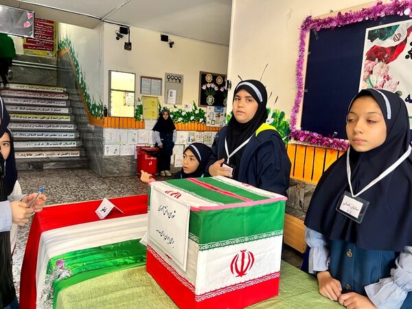 بیست و هفتمین‌ انتخابات شورای دانش‌آموزی دبستان دخترانه المهدی ناحیه 2 کرج