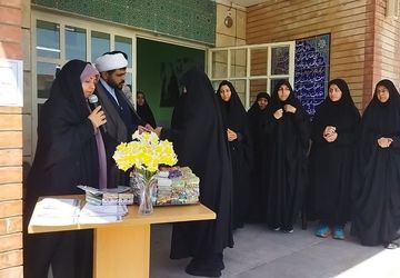 تجلیل از دانش‌آموزان برتر ساحت‌های شش‌گانه تربیتی در مدرسه‌ نسرین عربی ساوه