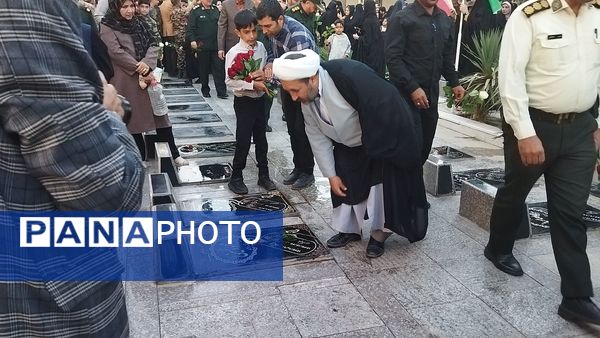 غبارروبی مزار شهدا توسط مسئولین شهرستان نیشابور انجام شد 