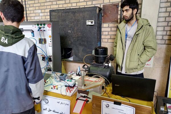 نمایشگاه دستاوردهای دانش‌آموزان هنرستان فنی حرفه‌ای‌ رباط‌کریم