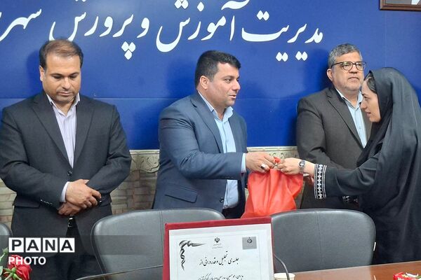 قدردانی از مربیان و مدیران منتخب طرح‌های آموزشی کودکستان‌های شهرستان قرچک