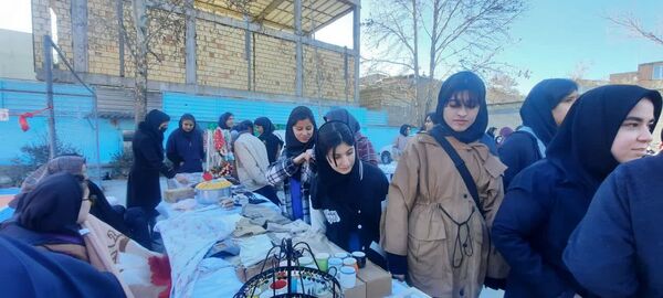 برپایی بازارچه هنرهای دستی در هنرستان ثمین