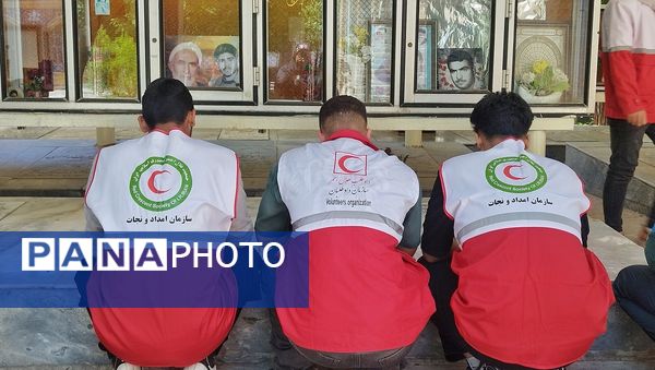 غبارروبی گلزار شهدا به‌مناسبت هفته هلال احمر در اشتهارد