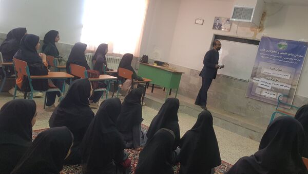 جلسه توجیهی حفاظت از منابع طبیعی در مدرسه گلشاد خلیل آباد