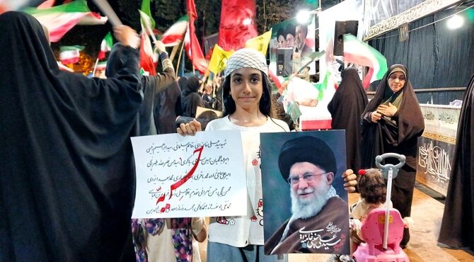 از کودک تا پیر در میدان امام خمینی (ره) با شهدا تجدید پیمان کردند