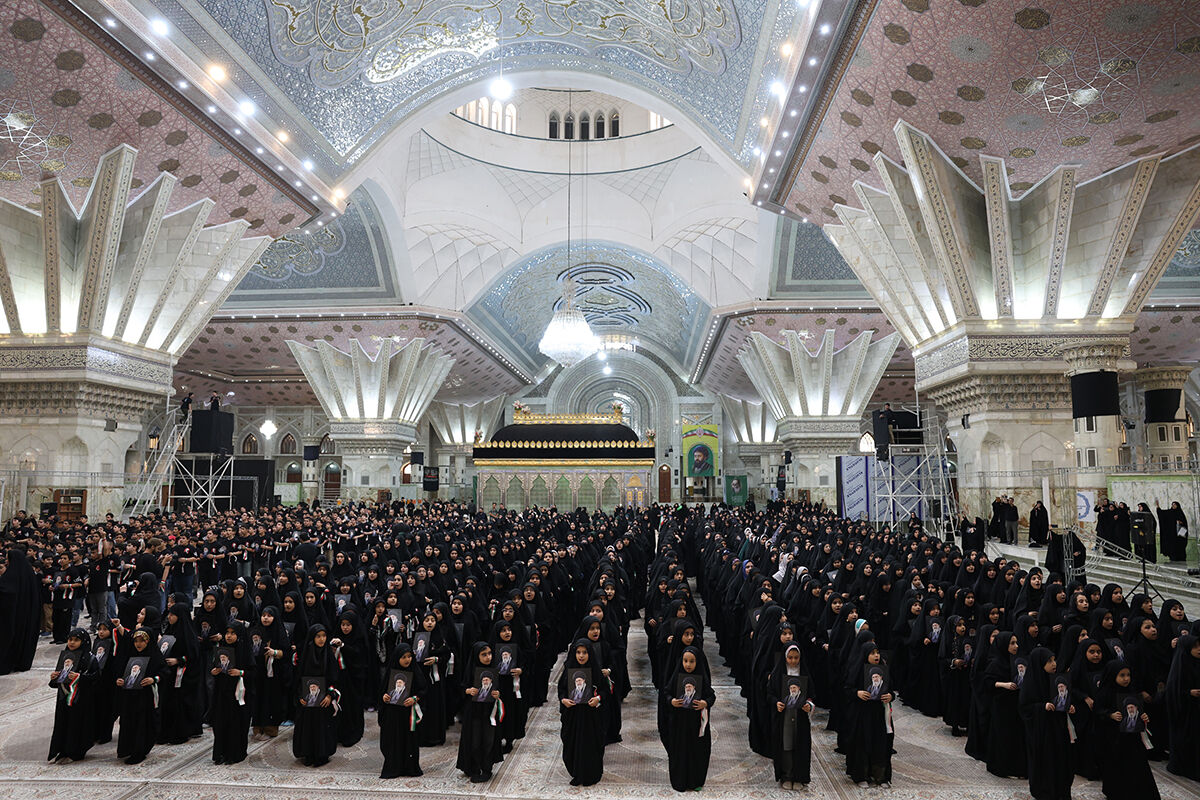 «باید برخاست» با نوای دانش‌آموزان در مرقد امام(ره) طنین‌انداز شد/ ادای احترام نسل نوجوان به رهبر شهید انقلاب اسلامی
