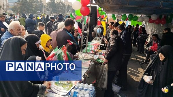 حماسه حضور فرهنگیان و دانش‌آموزان منطقه ۵ در راهپیمایی ۲۲ بهمن