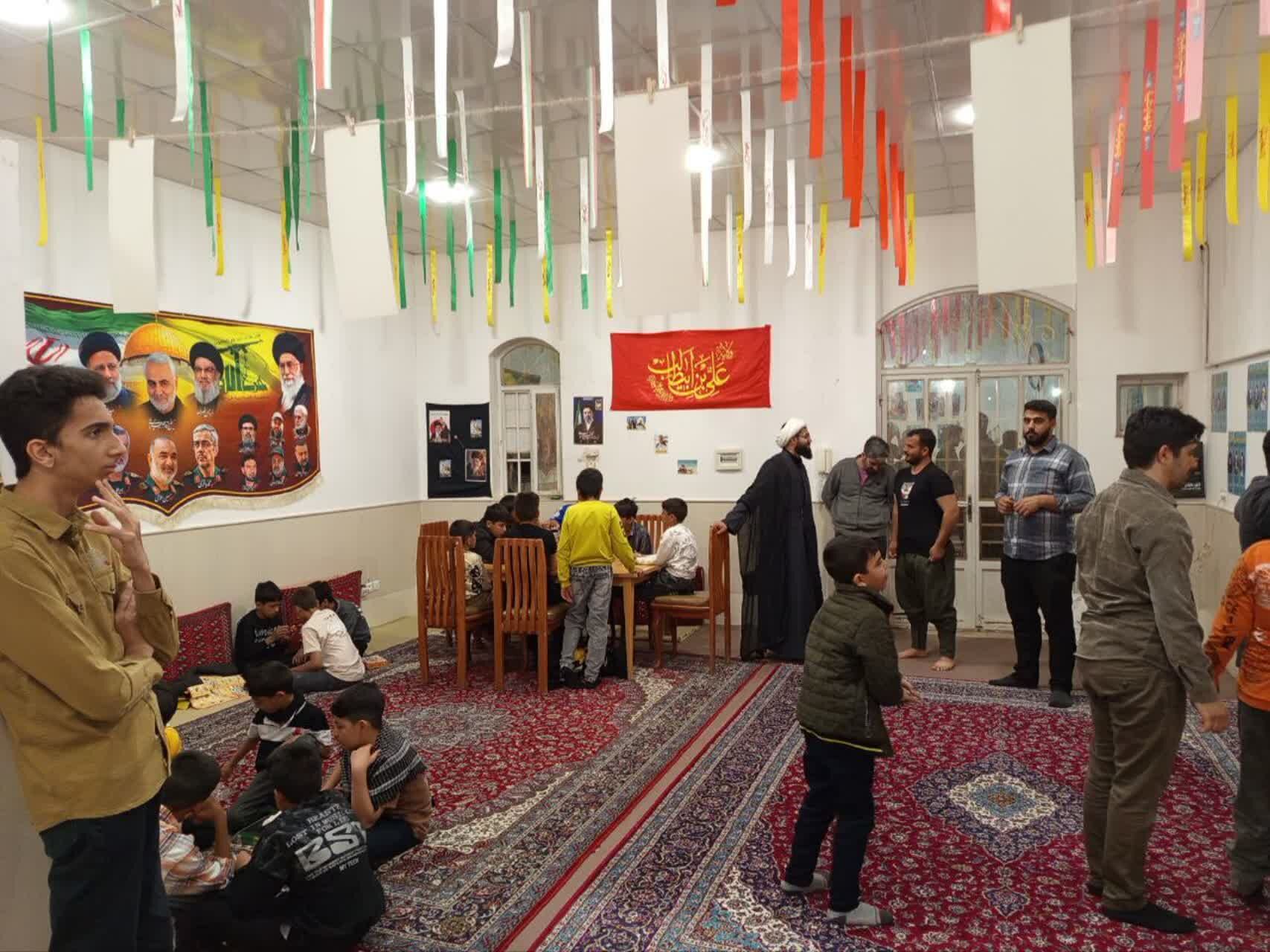 برپایی نمایشگاه «شهدای جنگ رمضان» در روستای مؤمن آباد قم 