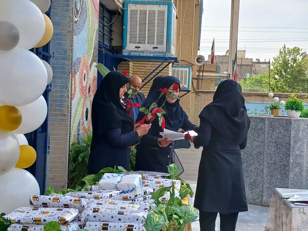 جشن سپاس معلم در هنرستان فنی حرفه‌ای بدیع ناحیه یک