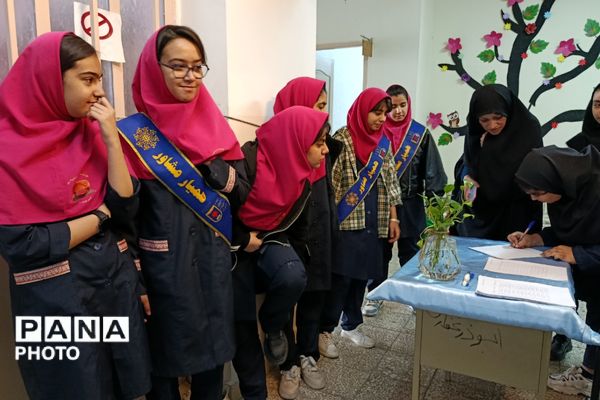 گامی مؤثر در مسیر رشد؛ گردهمایی همیاران مشاور دختر در ابوذر غفاری