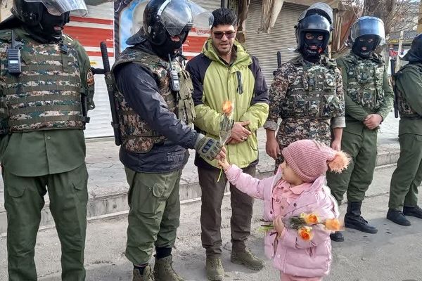 قدردانی مردم از مدافعان امنیت در روز پدر