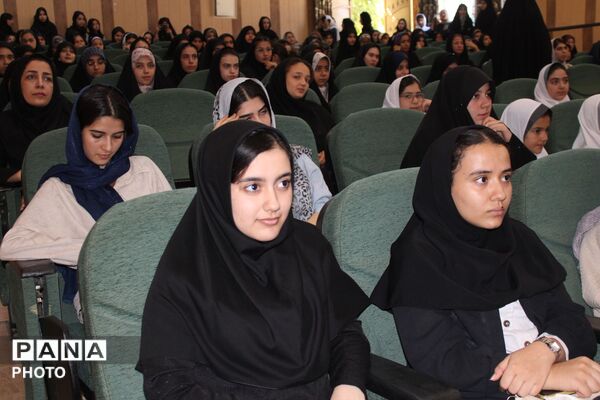 تجلیل از دانش آموزان  برگزیده در مسابقات قرآن و عترت 