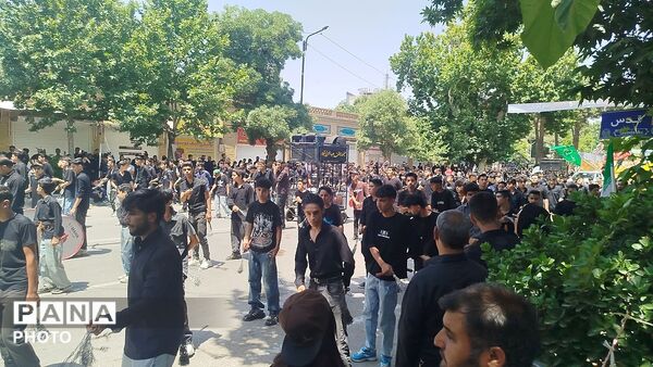 خیابان امام در روز تاسوعای حسینی حال و هوای دیگری میدهد 