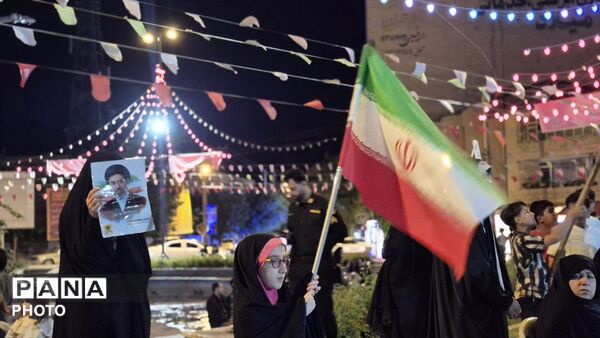 هنرنمایی دانش‌آموزان پیشتاز در طراحی تصاویر شهدا در تجمعات شبانه