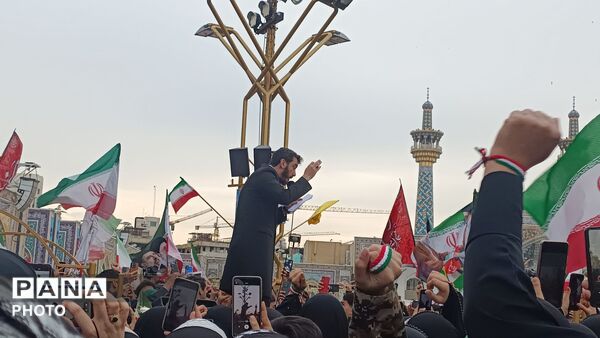 چهل هزار نوجوان بامشتهای گره کرده