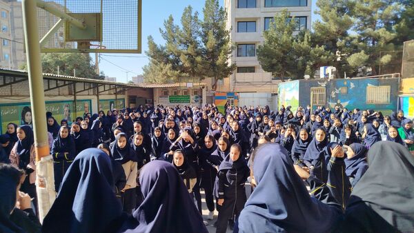 مسابقات ورزشی به مناسبت هفته بهداشت و روان در دبیرستان پیرایش یک