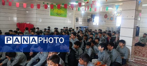 شادی دانش‌آموزان راه ایمان قلعه‌گنج در جشن ولادت حضرت علی‌اکبر(ع)