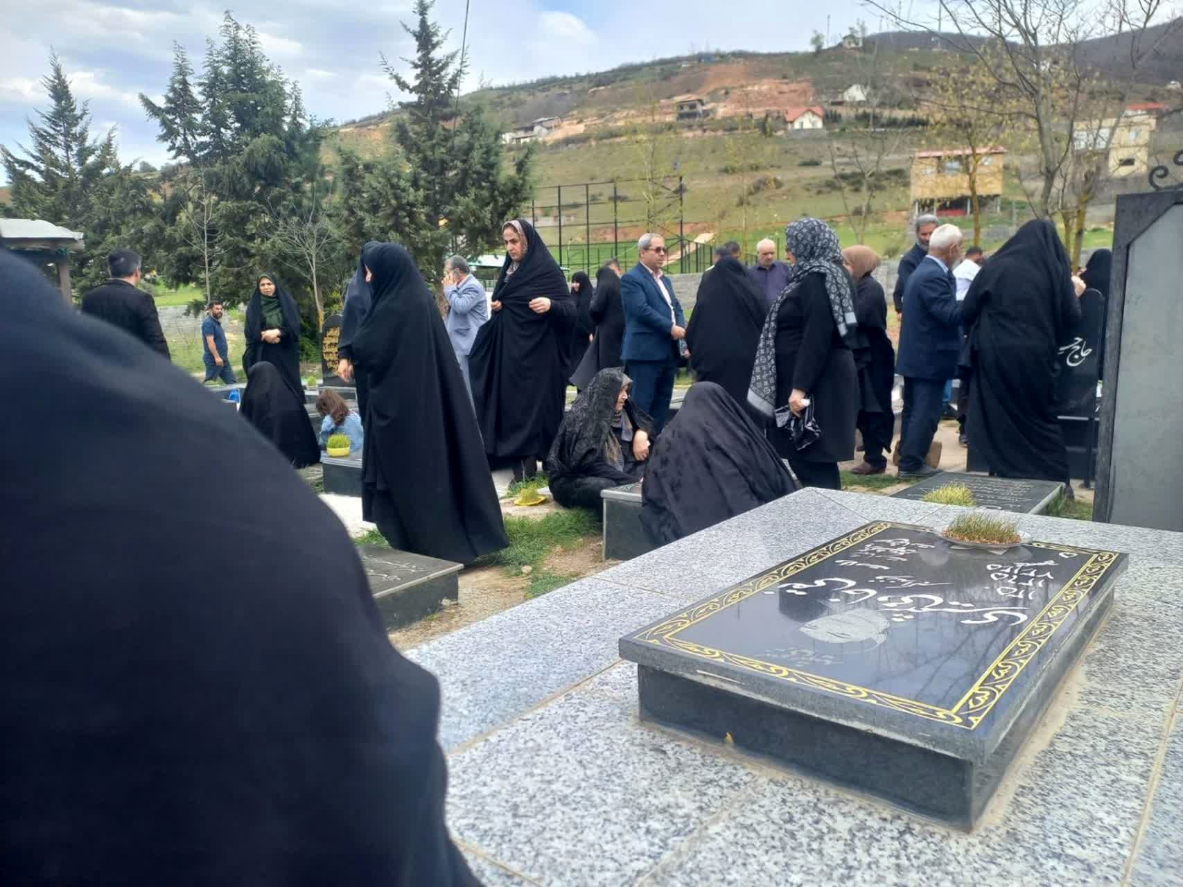 سنت حضور در آرامگاه اموات در روز عید فطر در کیاسر 