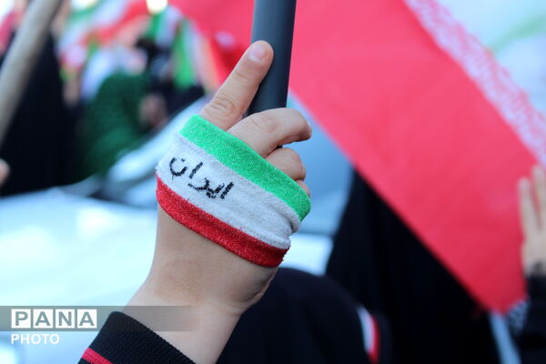  نوجوانان در صف نخست اجتماع مردمی چهلم رهبر شهید