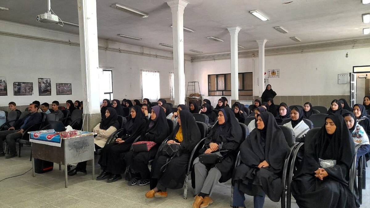 مراسم تجلیل از دانش‌آموزان برتر جشنواره فرهنگی هنری امید فردا در دبیرستان فاطمه الزهرا شهرستان اسدآباد 