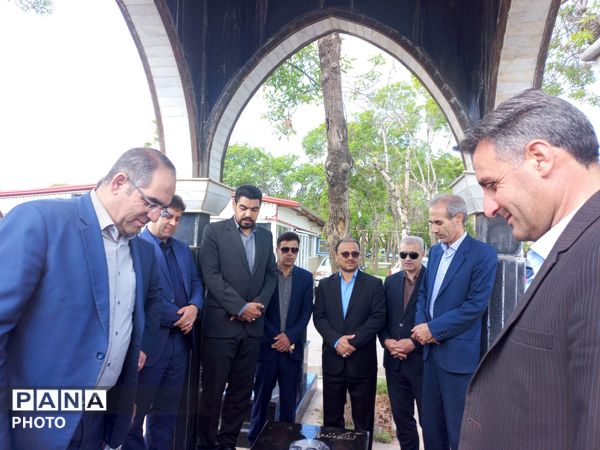 آیین غبارروبی و عطرافشانی مزار شهدای فرهنگی در مرند