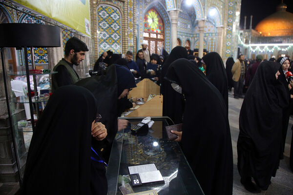 پویش «طلا ریزان» ایران همدل در حرم بانوی کرامت