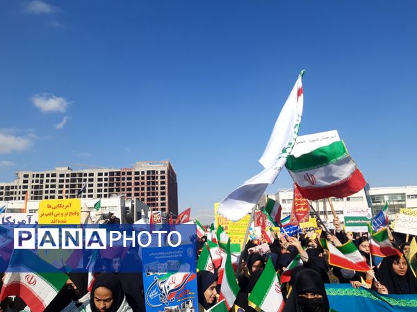 حضور پرشور دانش آموزان مشهد مقدس در راهپیمایی یوم‌الله ۱۳ آبان 