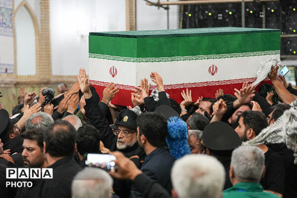 اقامه نماز بر پیکر مطهر رهبر شهید انقلاب در حرم مطهر رضوی-۱