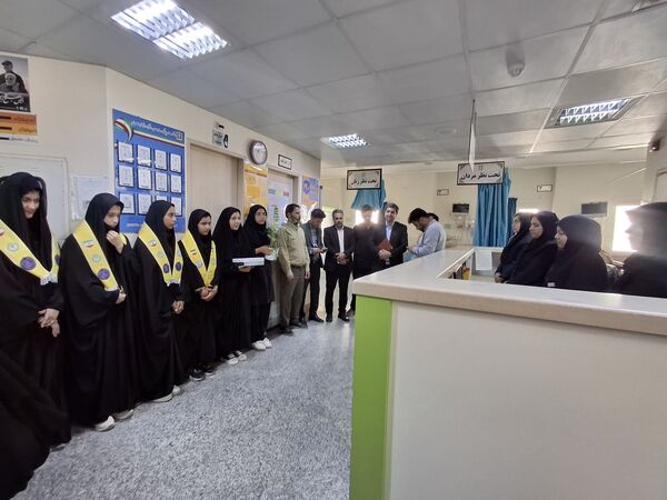 تبریک دانش‌آموزان پیشتاز صالح آباد به پرستاران