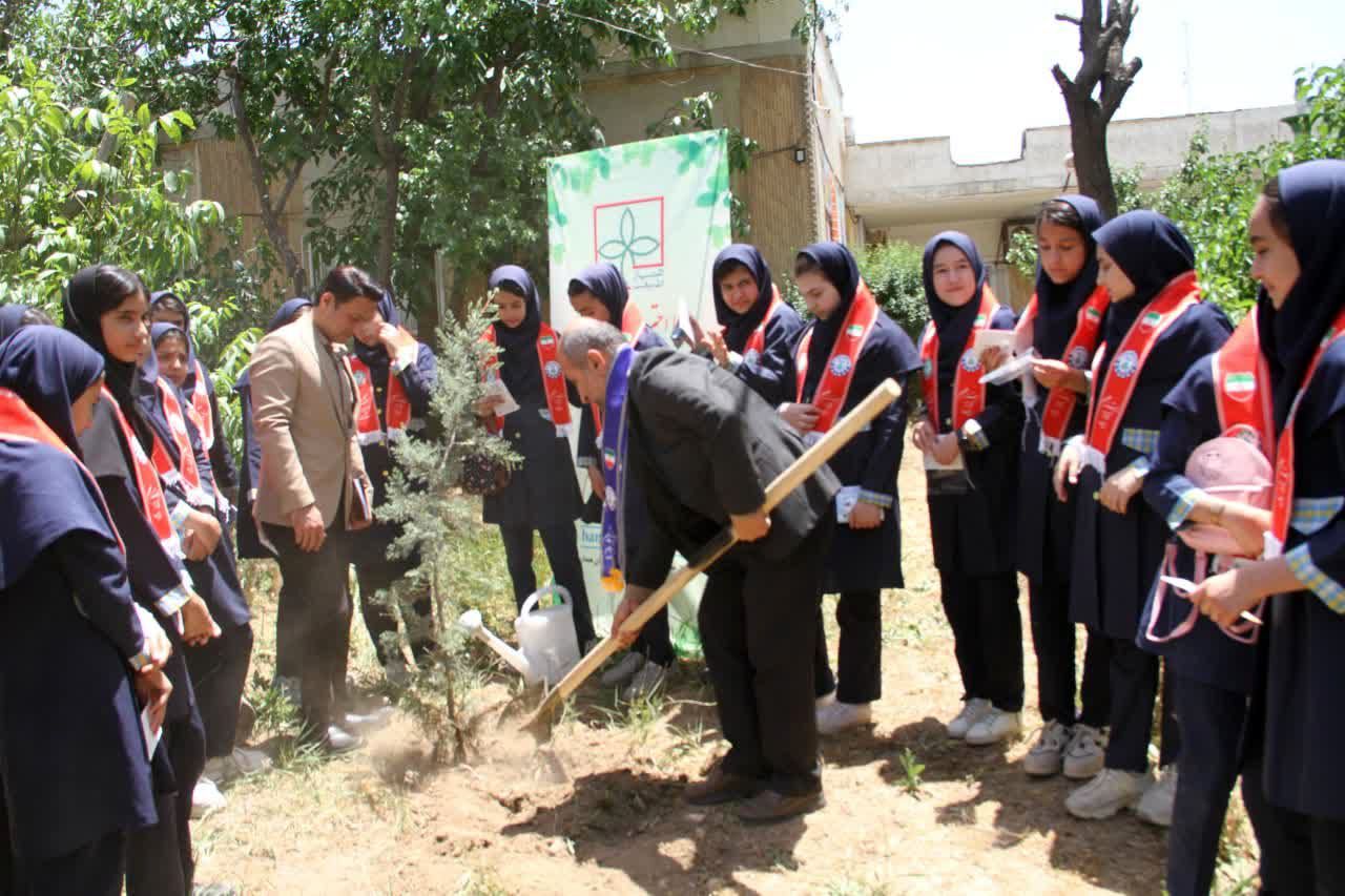 همایش آشنایی با منابع طبیعی ویژه مربیان و دانش‌آموزان پیشتاز همدان برگزار شد