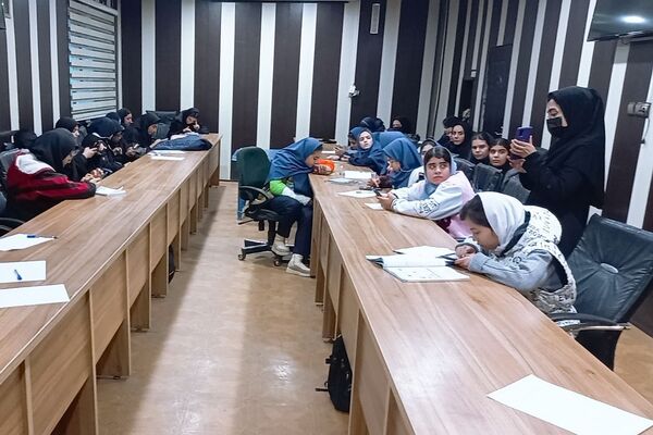 کارگاه آموزشی طراحی پوستر با گوشی همراه ویژه پیشتازان سازمان دانش‌آموزی کهریزک 